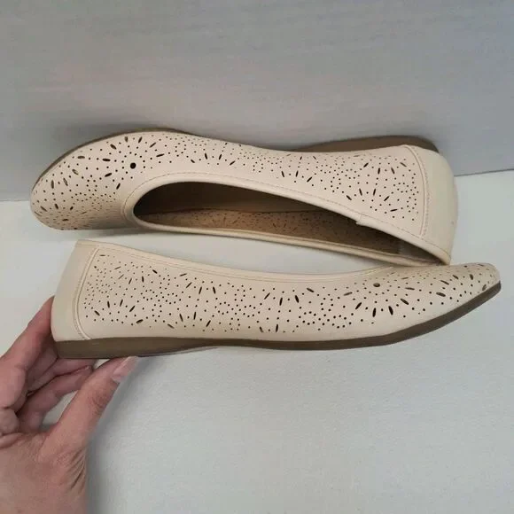 Cliffs by White Mountain Shoes Womens 8 Beige Karen Ballet Flats Perforated - Picture 2 of 6